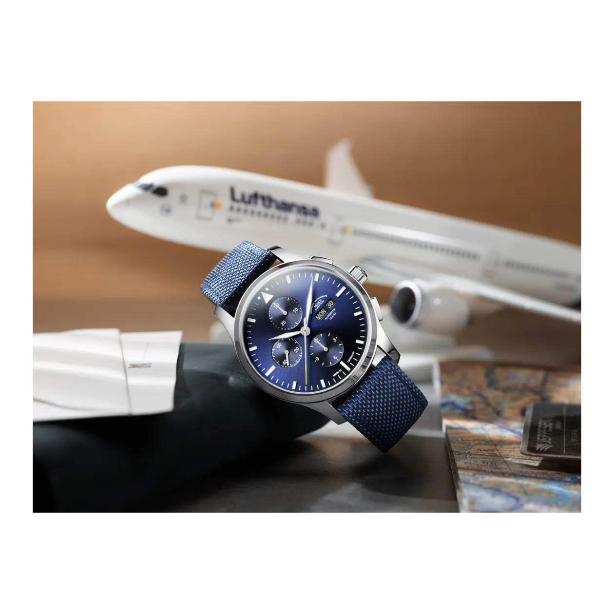 Mühle-Glashütte Lunova « Lufthansa Edition » Montre automatique, acier inoxydable poli / bleu Lufthansa